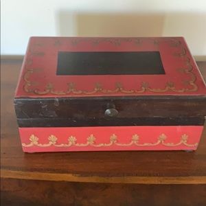Beautiful vintage accent box - 1970’s